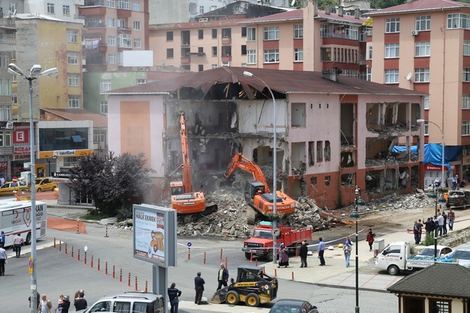 rize-eski-adliye-binasi-torenle-yikildi-(12).jpg