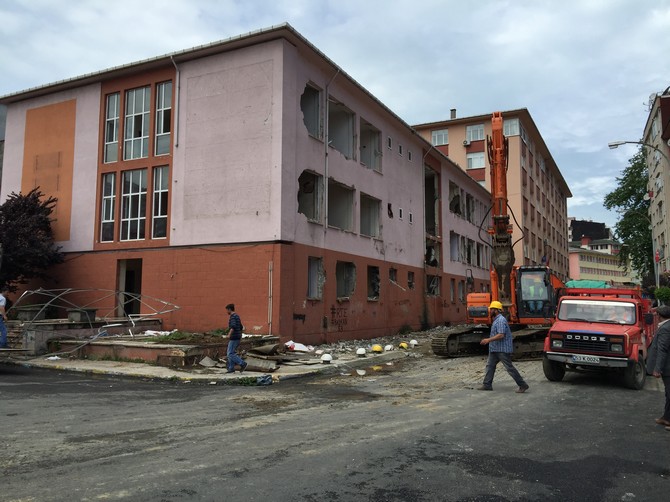 rize-eski-adliye-binasi-torenle-yikildi-(3).jpg