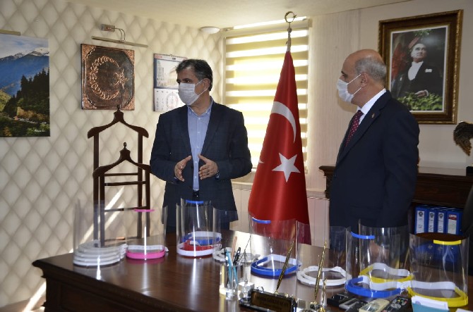 rize-fatma-nuri-erkan-bilim-ve-sanat-merkezi,-rize-emniyeti-icin-yuz-koruyucu-siperlikler-ureterek-il-emniyet-muduru-nurettin-gokduman’a-teslim-etti-(1).jpg