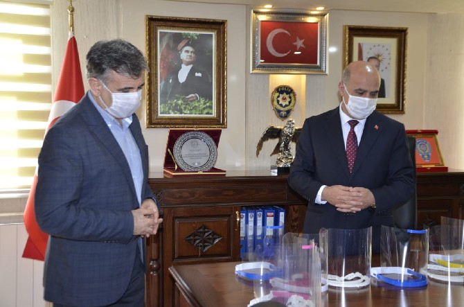 rize-fatma-nuri-erkan-bilim-ve-sanat-merkezi,-rize-emniyeti-icin-yuz-koruyucu-siperlikler-ureterek-il-emniyet-muduru-nurettin-gokduman’a-teslim-etti-(3).jpg