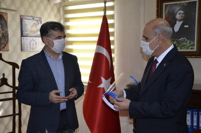 rize-fatma-nuri-erkan-bilim-ve-sanat-merkezi,-rize-emniyeti-icin-yuz-koruyucu-siperlikler-ureterek-il-emniyet-muduru-nurettin-gokduman’a-teslim-etti-(5).jpg