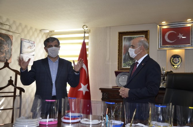 rize-fatma-nuri-erkan-bilim-ve-sanat-merkezi,-rize-emniyeti-icin-yuz-koruyucu-siperlikler-ureterek-il-emniyet-muduru-nurettin-gokduman’a-teslim-etti-(6).jpg