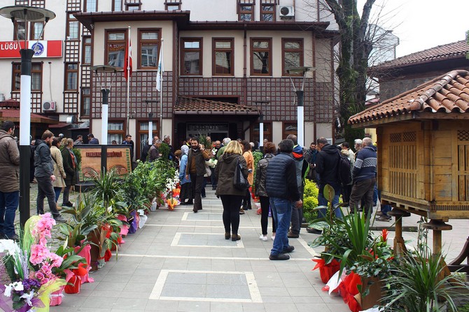 rize-findikli-belediye-baskani-ercument-sahin-cervatoglu,-kendisine-tebrik-icin-gonderilen-cicekleri-satarak-elde-edilen-geliri-ihtiyac-sahibi-ogrencilere-burs-olarak-verdi-(3).jpg