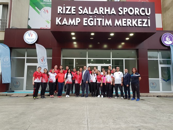 rize-genclik-hizmetleri-ve-spor-il-muduru-mustafa-celik,-kentte-kampa-giren-bayan-halter-milli-takim-kampina-moral-ziyaretinde-bulunarak-milli-sporculara-baklava-ikram-etti-(2).jpg