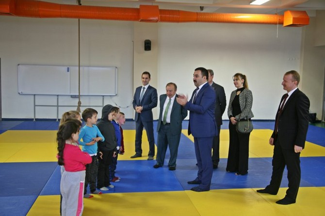 rize-genclik-hizmetleri-ve-spor-il-muduru-mustafa-celik-ile-il-milli-egitim-muduru-ahmet-hamdi-yilmaz,-“sporla-buyuyorum”-projesi-kapsaminda-gerceklestirilen-faaliyetleri-yerinde-inceledi-(6).jpg