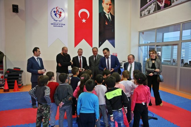 rize-genclik-hizmetleri-ve-spor-il-muduru-mustafa-celik-ile-il-milli-egitim-muduru-ahmet-hamdi-yilmaz,-“sporla-buyuyorum”-projesi-kapsaminda-gerceklestirilen-faaliyetleri-yerinde-inceledi-(8).jpg