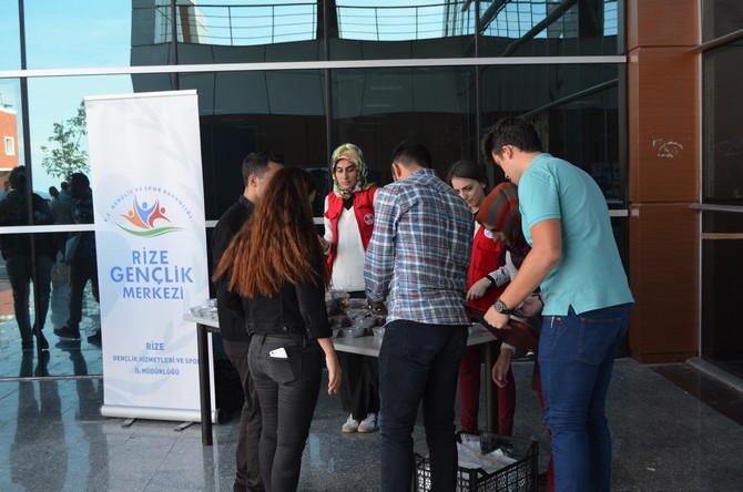 rize-genclik-merkezi-asure-dagitimi-(2).jpg