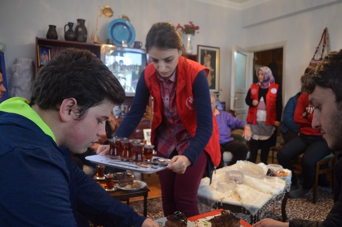 rize-genclik-merkezi-gonullulerinden-evliliklerinde-yarim-asri-deviren-ogretmenlere-“caya-geliyoruz”-projesi-(2).jpg