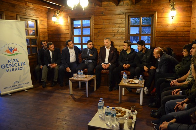 rize-genclik-merkezi-hukuk-kulubu-metin-kulunku-konuk-etti-(2).jpg