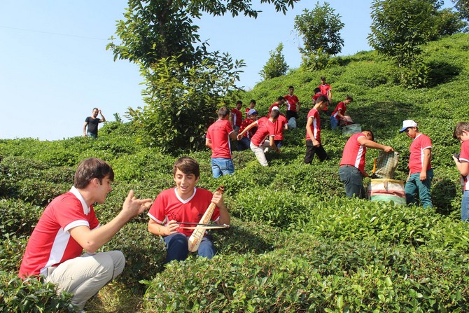rize-genclik-merkezi-ve-kahramanmaras-ili-elbistan-genclik-merkezlerinin-gencleri-cay-seker-kardesligi-projesi-kapsaminda-rize’de-bir-araya-geldi-(4).jpg
