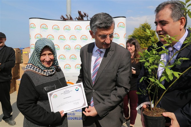 rize-gida-tarim-ve-hayvancilik-il-mudurlugunce-57-ureticiye-14.250-adet-‘maviyemis-fidani’-(likapa)-dagitildi-(4).jpg