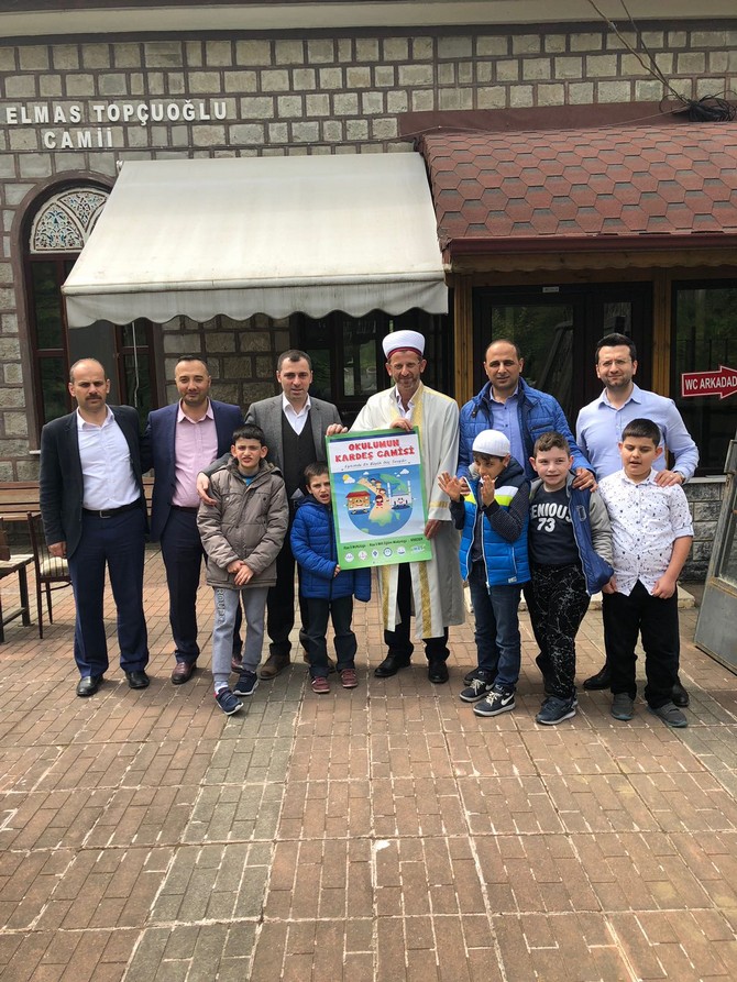 rize-guneysu-kizilay-sukru-nurten-topcuoglu-ozel-egitim-merkezinde-“okulumun-kardes-camisi”-etkinligi-duzenlendi-(1).jpg
