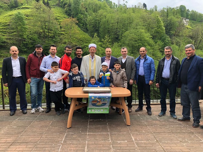rize-guneysu-kizilay-sukru-nurten-topcuoglu-ozel-egitim-merkezinde-“okulumun-kardes-camisi”-etkinligi-duzenlendi-(2).jpg
