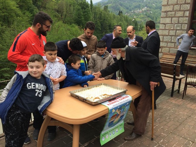 rize-guneysu-kizilay-sukru-nurten-topcuoglu-ozel-egitim-merkezinde-“okulumun-kardes-camisi”-etkinligi-duzenlendi-(4).jpg