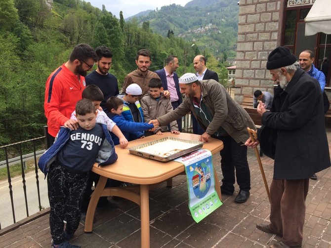 rize-guneysu-kizilay-sukru-nurten-topcuoglu-ozel-egitim-merkezinde-“okulumun-kardes-camisi”-etkinligi-duzenlendi-(5).jpg