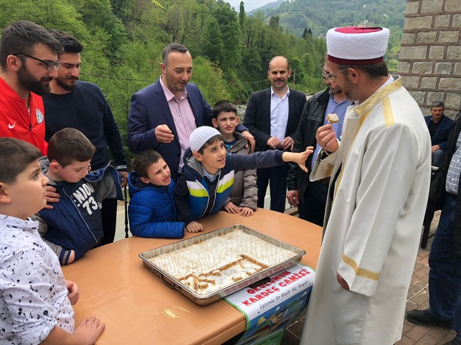 rize-guneysu-kizilay-sukru-nurten-topcuoglu-ozel-egitim-merkezinde-“okulumun-kardes-camisi”-etkinligi-duzenlendi-(7).jpg