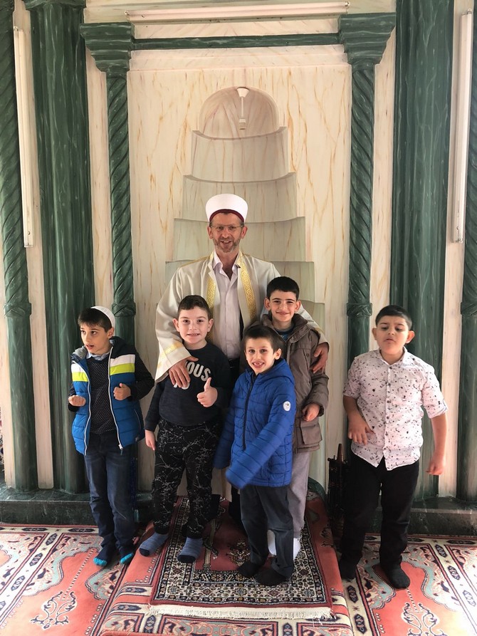 rize-guneysu-kizilay-sukru-nurten-topcuoglu-ozel-egitim-merkezinde-“okulumun-kardes-camisi”-etkinligi-duzenlendi-(8).jpg