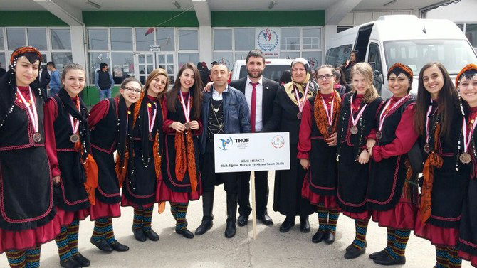 rize-halk-egitim-merkezi-halk-oyunlari-ekibi,-giresunda-duzenlenen-bolge-yarismasinda-3.’luk-elde-ederek,-turkiye-finallerine-katilmaya-hak-kazandi-(1).jpg