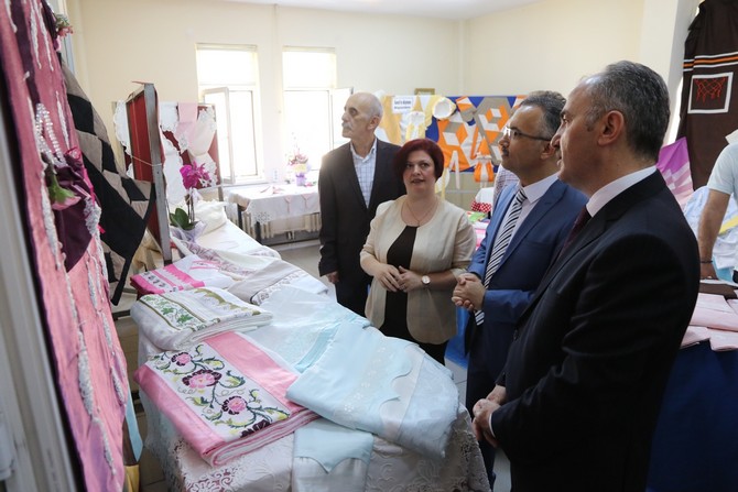rize-halk-egitim-merkezi-mudurlugu-kursiyerleri-tarafindan-yapilan-urunlerin-sergilendigi-yil-sonu-el-sanatlari-sergisinin-acilisi--(12).jpg
