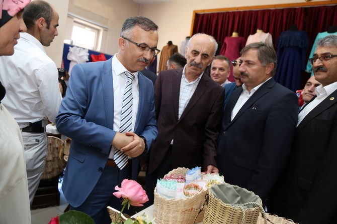 rize-halk-egitim-merkezi-mudurlugu-kursiyerleri-tarafindan-yapilan-urunlerin-sergilendigi-yil-sonu-el-sanatlari-sergisinin-acilisi--(3).jpg
