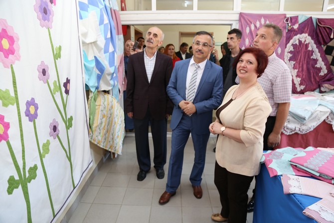 rize-halk-egitim-merkezi-mudurlugu-kursiyerleri-tarafindan-yapilan-urunlerin-sergilendigi-yil-sonu-el-sanatlari-sergisinin-acilisi--(5).jpg
