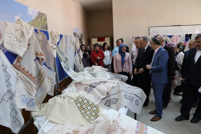 rize-halk-egitim-merkezi-mudurlugu-kursiyerleri-tarafindan-yapilan-urunlerin-sergilendigi-yil-sonu-el-sanatlari-sergisinin-acilisi--(7).jpg