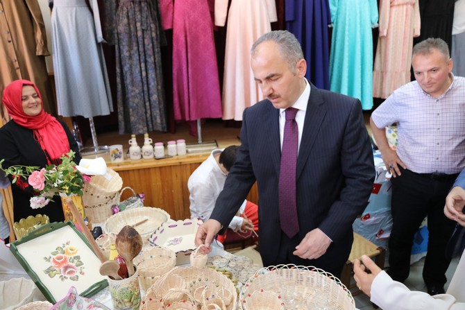 rize-halk-egitim-merkezi-mudurlugu-kursiyerleri-tarafindan-yapilan-urunlerin-sergilendigi-yil-sonu-el-sanatlari-sergisinin-acilisi--(8).jpg