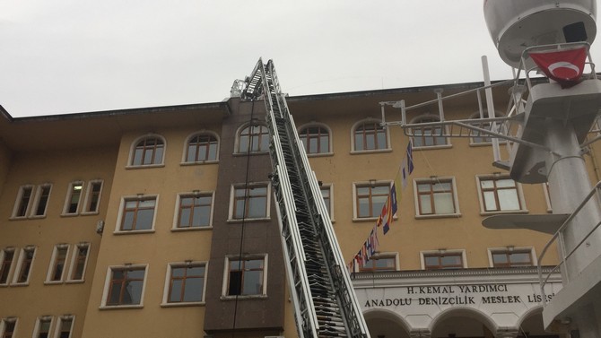 rize-hasan-kemal-yardimci-anadolu-denizcilik-meslek-lisesi’nin-catisinda-cikan-ufak-capli-yangin-sonrasi-ogrenciler-kisa-surelik-panik-yasadi.--(7).jpg
