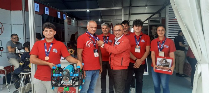rize-hasan-kemal-yardimci-mesleki-ve-teknik-anadolu-lisesi-mtal-atmaca-tayfa-rov-takimi-teknofest-karadeniz-2022de-turkiye-3-lugunu-elde-etti-7.jpg