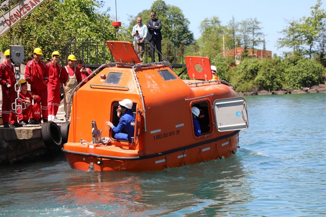 rize-hasan-kemal-yardimci-mesleki-ve-teknik-anadolu-lisesinde-denizde-guvenlik-egitim-ve-simulasyon-merkezinde-egitim-goren-ogrenciler,-denizcilik-sektorunun-en-buyuk-eleman-ihtiyacini-karsiliyor-(12).jpg
