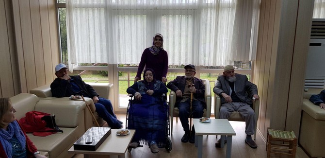 rize-hizmet-is-sendikasi-kadin-komitesi-uyeleri-ulkemizde-her-yil-18–24-mart-tarihlerinde-kutlanan-“yaslilar-haftasi”-munasebetiyle-huzurevini-ziyaret-etti-(1)-001.jpg