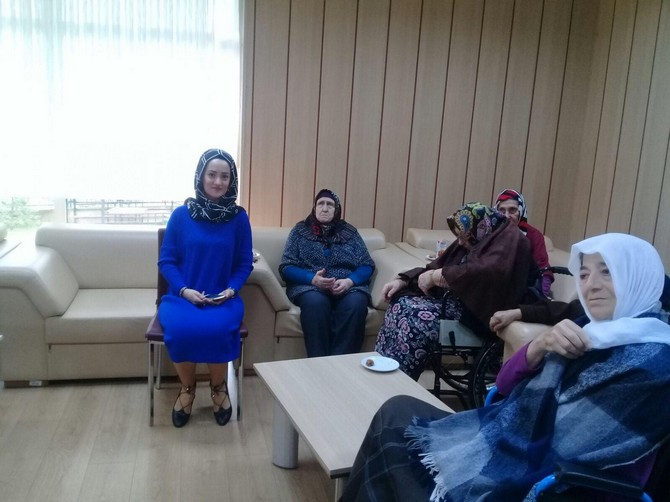rize-hizmet-is-sendikasi-kadin-komitesi-uyeleri-ulkemizde-her-yil-18–24-mart-tarihlerinde-kutlanan-“yaslilar-haftasi”-munasebetiyle-huzurevini-ziyaret-etti-(5).jpg