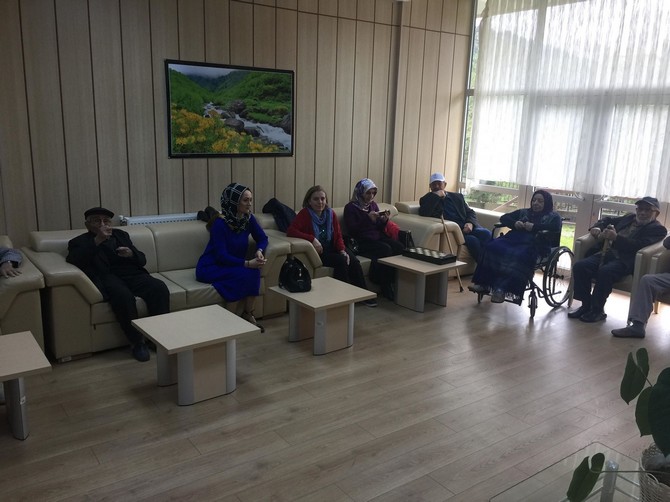 rize-hizmet-is-sendikasi-kadin-komitesi-uyeleri-ulkemizde-her-yil-18–24-mart-tarihlerinde-kutlanan-“yaslilar-haftasi”-munasebetiyle-huzurevini-ziyaret-etti-(7).jpg