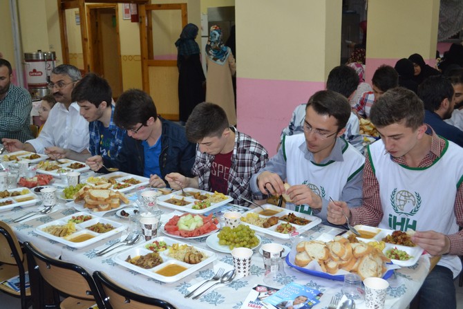rize-ihh-yetimlere-iftar-verdi-(2)-001.jpg