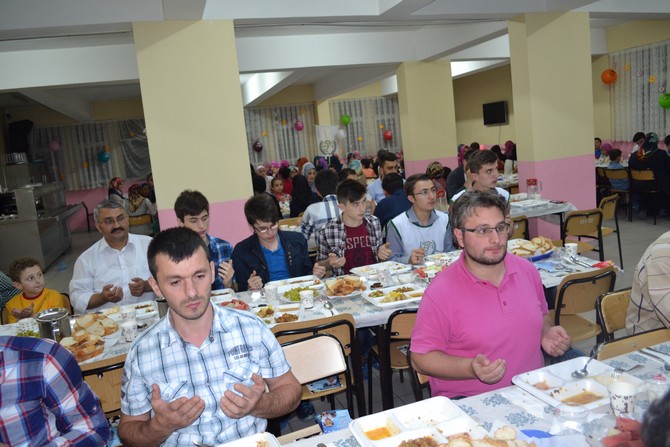 rize-ihh-yetimlere-iftar-verdi-(3).jpg