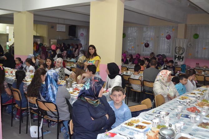 rize-ihh-yetimlere-iftar-verdi-(5).jpg