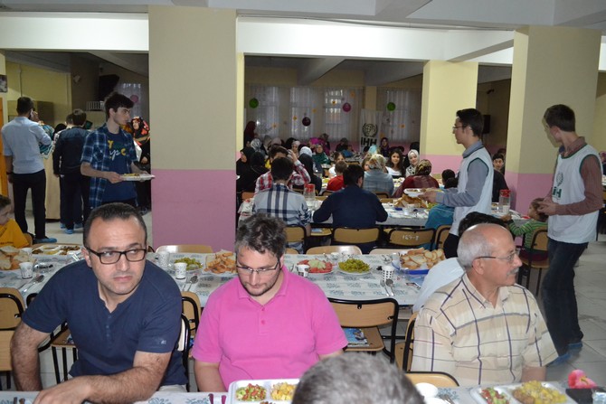 rize-ihh-yetimlere-iftar-verdi-(6).jpg