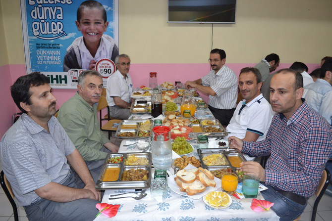 rize-ihh-yetimlere-iftar-verdi.jpg