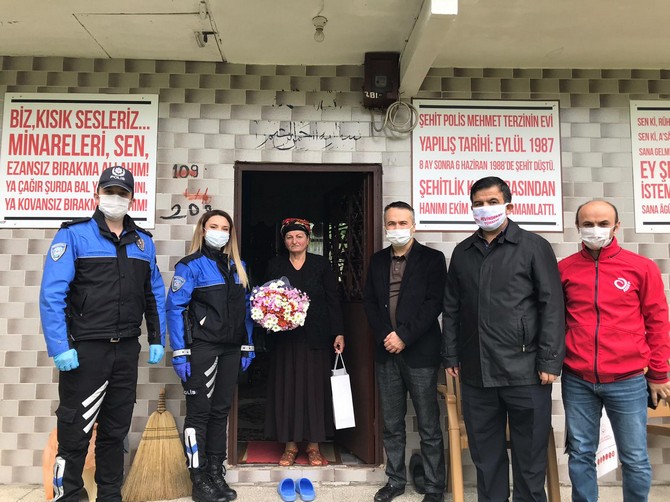 rize-il-emniyet-mudurlugu-ekiplerinden-sehit-annelerine-ziyaret-(3).jpg