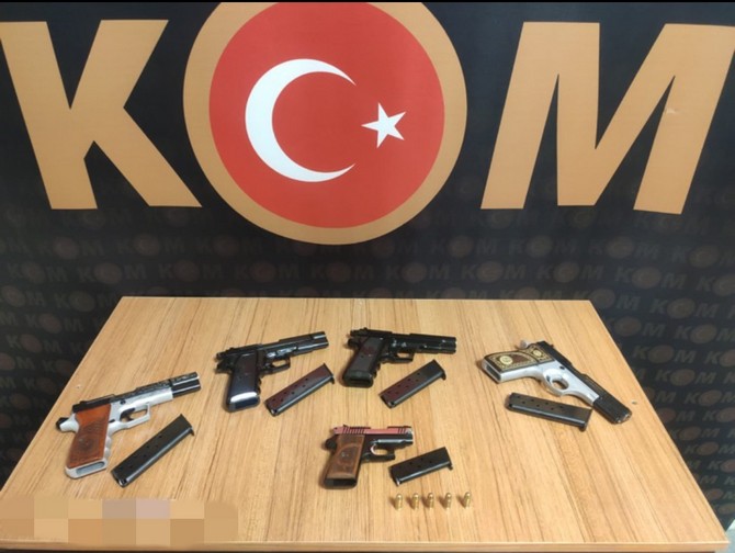 rize-il-emniyet-mudurlugu-kacakcilik-ve-organize-suclarla-mucadele-sube-mudurlugu-ekiplerince-yurutulen-calismalar-kapsaminda-5-ayri-silah-kacakciligi-operasyonunda-19-adet-tabanca-1.jpg