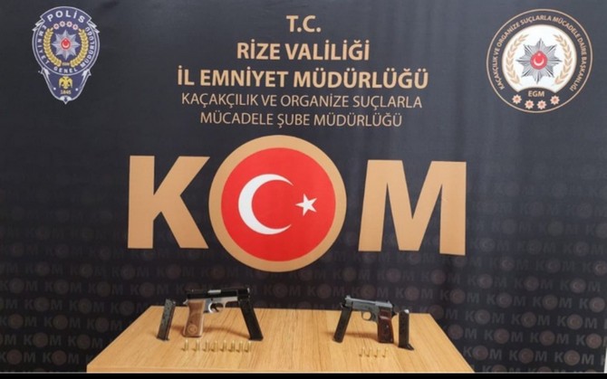 rize-il-emniyet-mudurlugu-kacakcilik-ve-organize-suclarla-mucadele-sube-mudurlugu-ekiplerince-yurutulen-calismalar-kapsaminda-5-ayri-silah-kacakciligi-operasyonunda-19-adet-tabanca-3.jpg