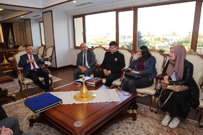 rize-il-emniyet-mudurlugu-toplum-destekli-polis-subesi-tarafindan,-“gelecegimiz-emniyette-projesi-2019”-projesi-ile-bakir-islemeciligi-kursuna-katilan-polisler-ve-kursiyerler-vali-kemal-ceber’i-makaminda-ziy-(4).jpg