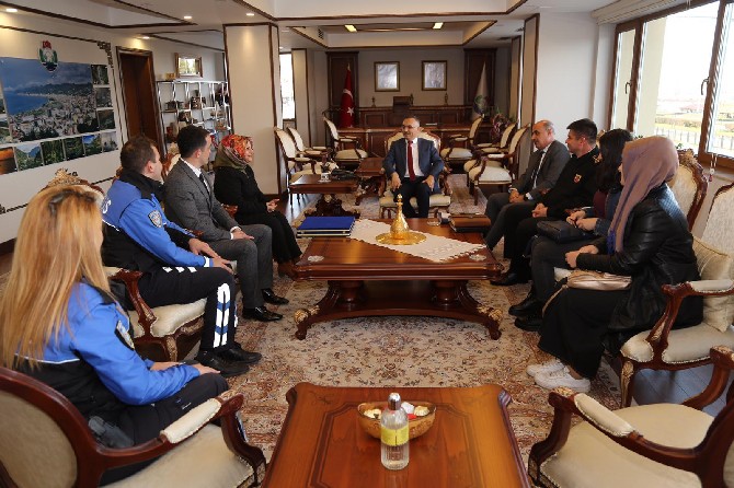 rize-il-emniyet-mudurlugu-toplum-destekli-polis-subesi-tarafindan,-“gelecegimiz-emniyette-projesi-2019”-projesi-ile-bakir-islemeciligi-kursuna-katilan-polisler-ve-kursiyerler-vali-kemal-ceber’i-makaminda-ziyar-(1).jpg