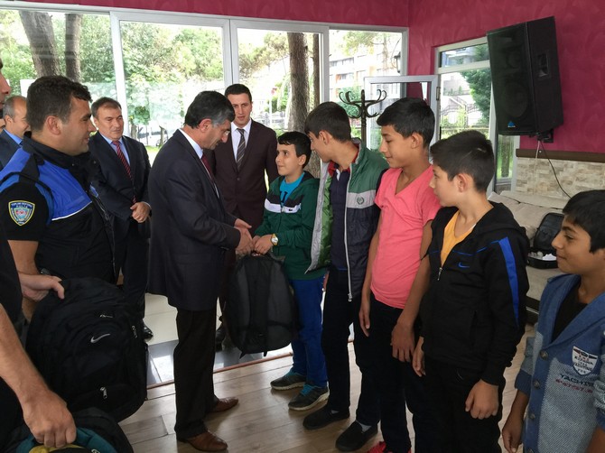 rize-il-emniyet-mudurlugunden-100-ogrenciye-kirtasiye-ve-kiyafet-yardimi--(10).jpg
