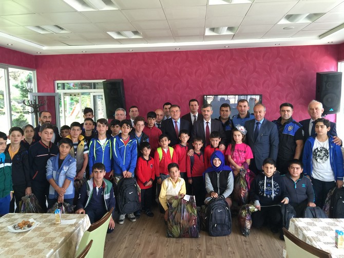 rize-il-emniyet-mudurlugunden-100-ogrenciye-kirtasiye-ve-kiyafet-yardimi--(13).jpg
