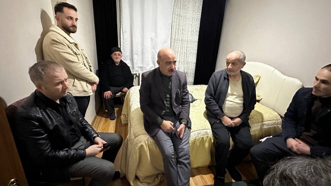 rize-il-emniyet-muduru-nurettin-gokduman-depremler-sonrasi-gonullu-olarak-gittigi-hatayda-uzerine-agac-ve-duvar-devrilmesi-sonucu-sehit-dusen-rizeli-polis-memuru-muhammet-tarakcinin-ailesine-taziye-ziyar-11.jpg