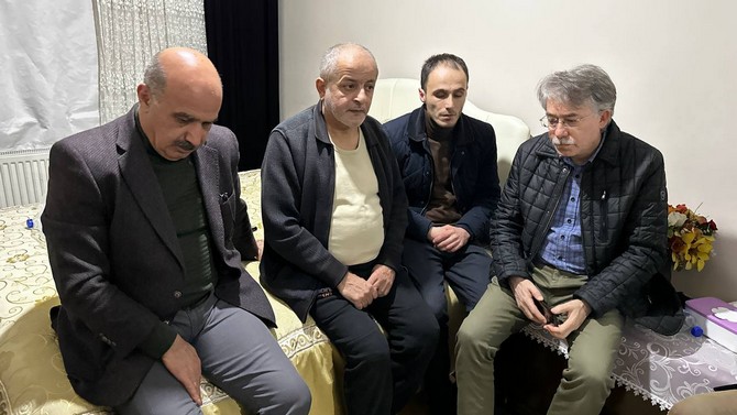 rize-il-emniyet-muduru-nurettin-gokduman-depremler-sonrasi-gonullu-olarak-gittigi-hatayda-uzerine-agac-ve-duvar-devrilmesi-sonucu-sehit-dusen-rizeli-polis-memuru-muhammet-tarakcinin-ailesine-taziye-ziyar-9.jpg