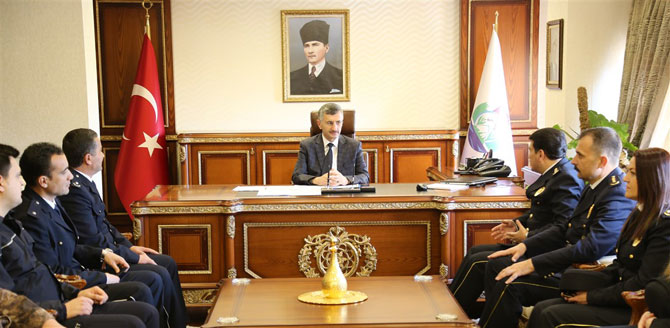 rize-il-emniyet-muduru-sadettin-aksoy,-polis-teskilatinin-172.kurulus-yildonumu-nedeniyle-personeli-ile-birlikte-rize-valisi-erdogan-bektas’i-makaminda-ziyaret-etti-1.jpg