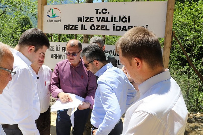 rize-il-genel-meclis-baskani-ibrahim-turut,-il-ozel-idaresi-tarafindan-findikli-ilcesinde-yesil-yol-ve-turizm-yollari-kapsaminda-yapilmakta-olan-yol-calismalarina-incelemelerde-bulundu.--(1).jpg