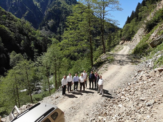 rize-il-genel-meclis-baskani-ibrahim-turut,-il-ozel-idaresi-tarafindan-findikli-ilcesinde-yesil-yol-ve-turizm-yollari-kapsaminda-yapilmakta-olan-yol-calismalarina-incelemelerde-bulundu.--(3).jpg